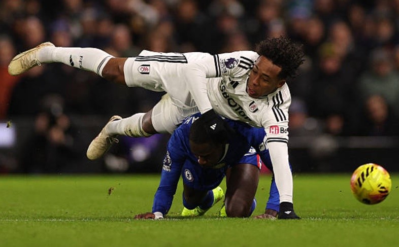 Trevoh Chalobah (6.4 điểm): Có một hiệp thi đấu đầu tiên khá chắc chắn khi chỉ huy hàng thủ đứng vững trước các đợt hãm thành của chủ nhà. Tuy nhiên, sai lầm lớn nhất của anh đến ở bàn thua đầu tiên khi để Jimenez vượt mặt và đánh đầu tung lưới nhà. Dù cố gắng sửa sai ở những phút sau đó, Chalobah vẫn không thể ngăn cản được sức ép nghẹt thở từ phía Fulham.