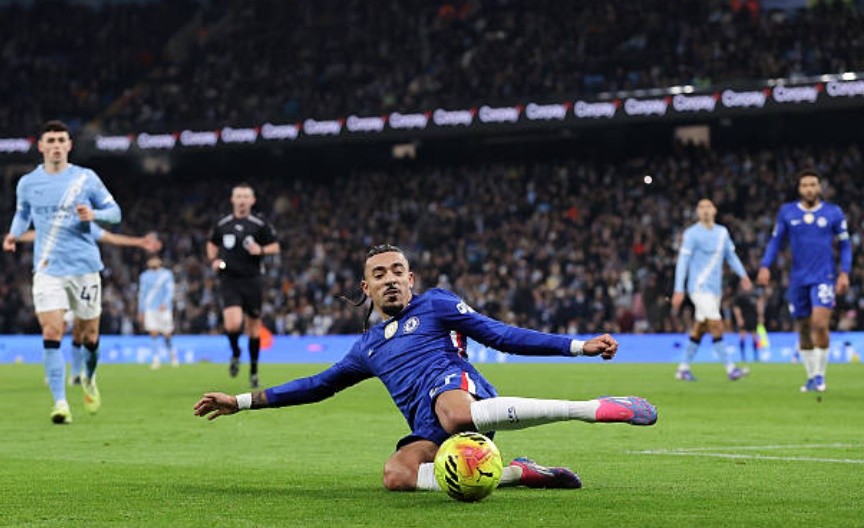 Malo Gusto (6.6 điểm): Hoạt động tương đối hiệu quả bên hành lang cánh phải trong khoảng 60 phút có mặt trên sân. Anh kiềm tỏa khá tốt các mũi tấn công biên của Fulham trước khi Chelsea bị mất người. Khi đội bóng chơi thiếu quân số, sức ảnh hưởng của Gusto giảm sút đáng kể do phải tập trung tối đa cho khâu phòng ngự. Anh được rút ra nghỉ để nhường chỗ cho Acheampong.