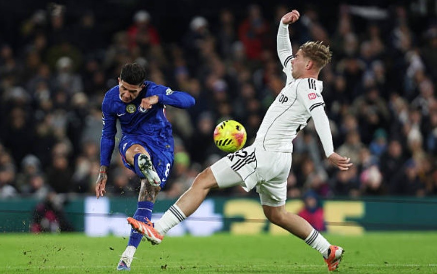 Enzo Fernandez (6.2 điểm): Một ngày thi đấu mờ nhạt của nhà vô địch thế giới. Anh gặp khó khăn trong việc kiểm soát nhịp độ khu trung tuyến và thường xuyên chuyền hỏng. Enzo cũng phải nhận một thẻ vàng vì phản ứng trọng tài và bị thay ra ở nửa cuối hiệp hai bởi đội trưởng Reece James. Người hâm mộ kỳ vọng nhiều hơn ở sự đột biến mà anh có thể mang lại trong hoàn cảnh khó khăn.