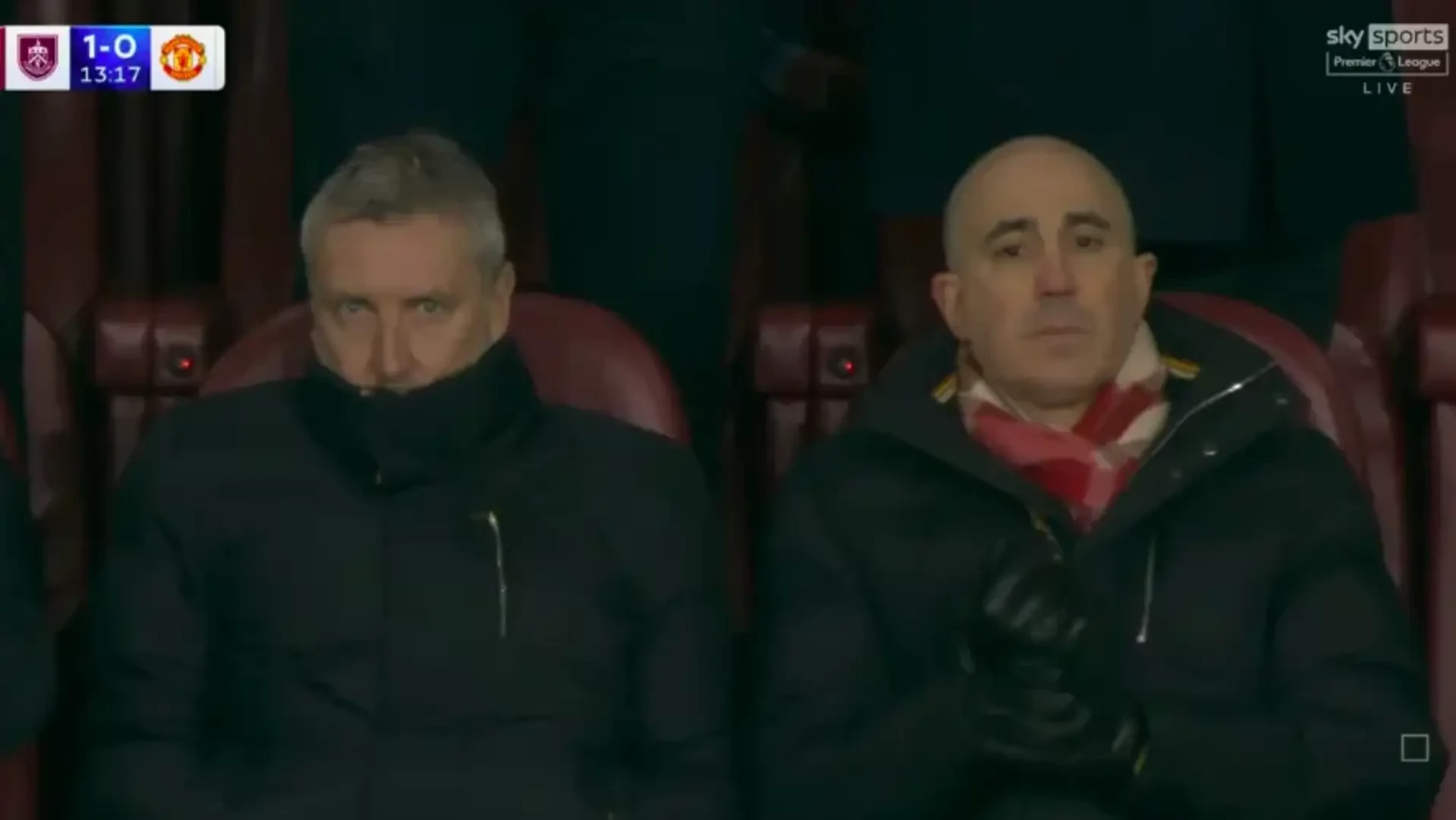 Hai vị giám đốc của Man Utd lộ rõ vẻ thất vọng. 