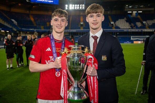 Cặp song sinh có lối chơi khác biệt nhau tại trung tâm hàng tiền vệ