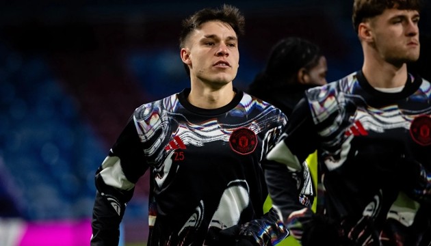 Manuel Ugarte cân nhắc rời Man United.