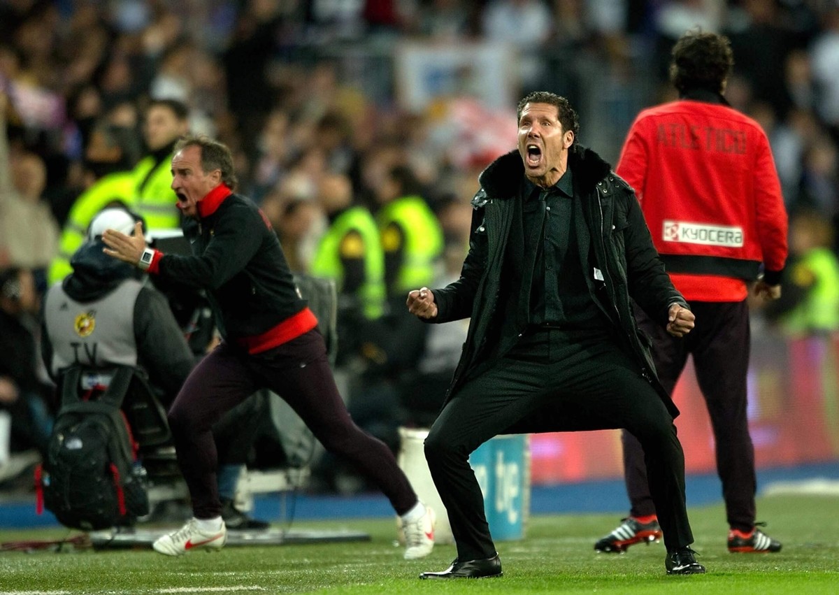 Phản ứng mạnh mẽ của Diego Simeone bên ngoài đường biên. 