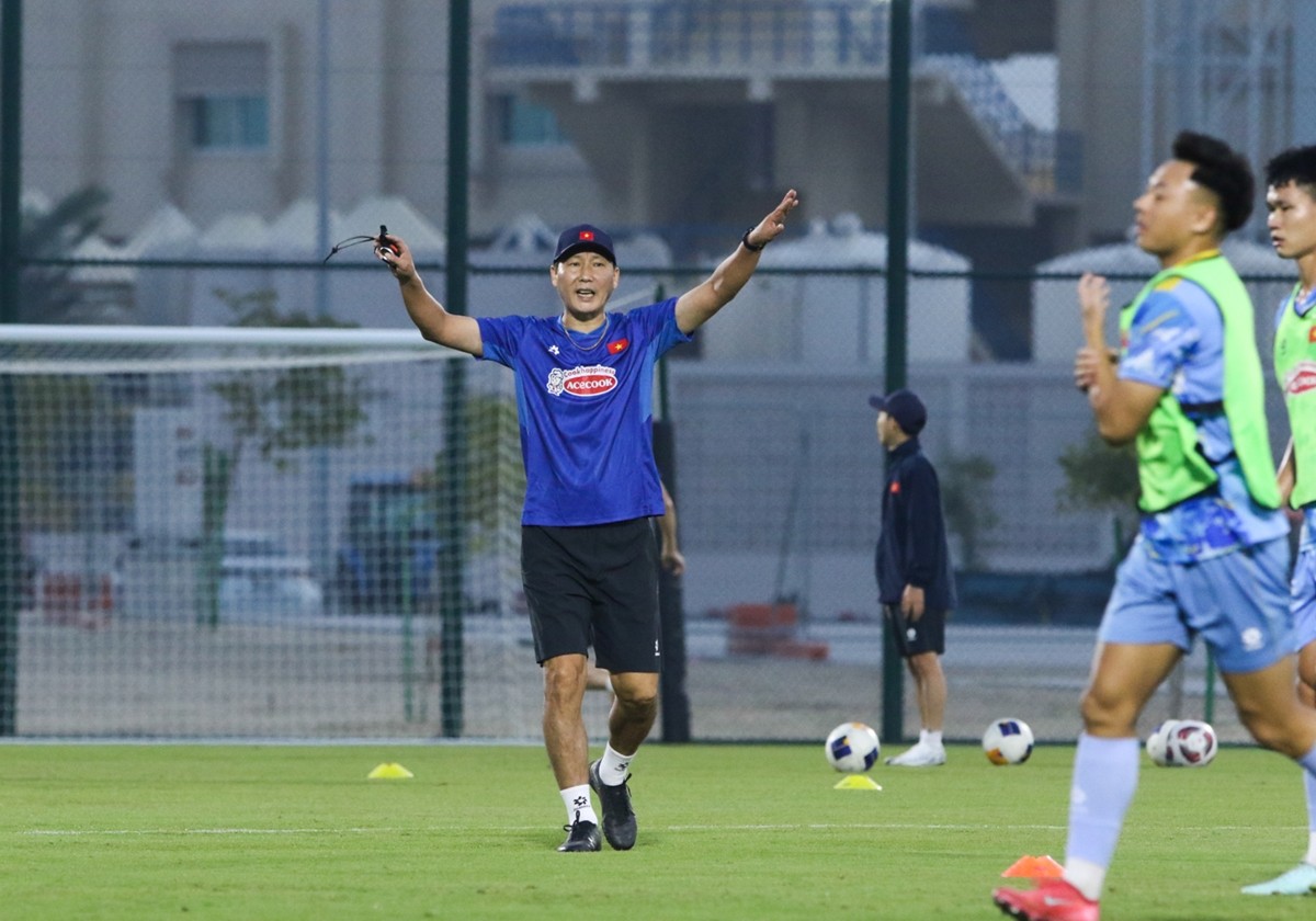 Thầy trò HLV Kim Sang Sik đặt mục tiêu 3 điểm trước Kyrgyzstan. Ảnh: VFF.