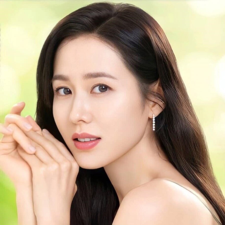 Son Ye Jin được biết đến là một trong những nữ diễn viên sở hữu làn da sáng khỏe và đều màu dù đã bước vào độ tuổi 40.