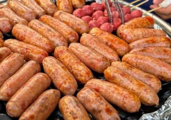 Không ít người lựa chọn bánh mì mua sẵn kèm nước trái cây cho bữa sáng vì sự tiện lợi.