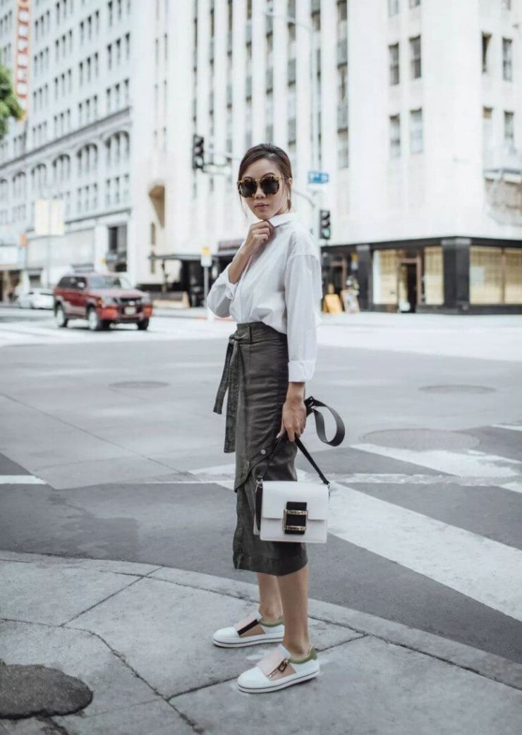 Khi kết hợp với giày thể thao cổ thấp, tổng thể trang phục trở nên nhẹ nhàng, năng động nhưng vẫn giữ được nét chỉn chu cần thiết.