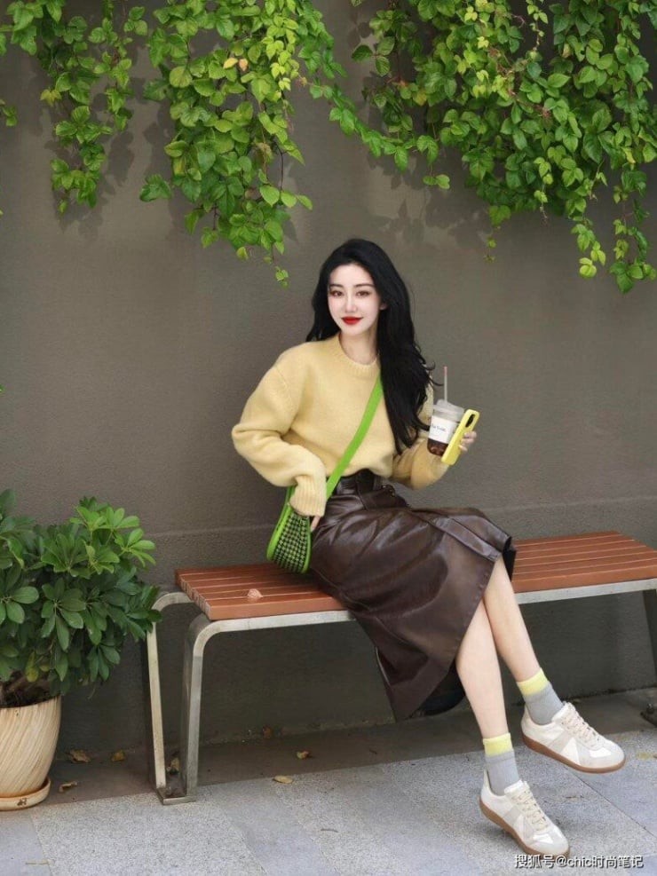 Khi đi cùng giày thể thao phối màu, tổng thể trang phục trở nên nổi bật mà vẫn giữ được sự cân bằng.