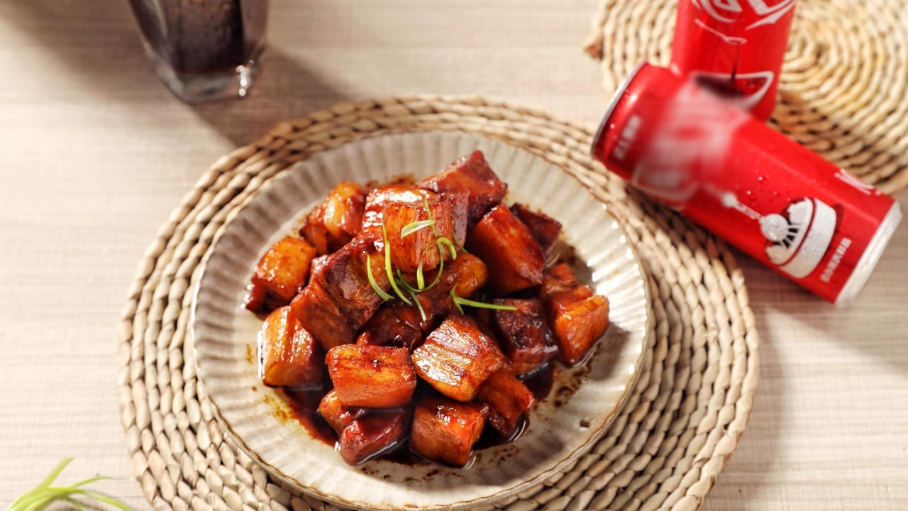 Sử dụng coca để kho thịt giúp thịt mềm thơm, lên màu đỏ đẹp mà không cần dùng nước màu.