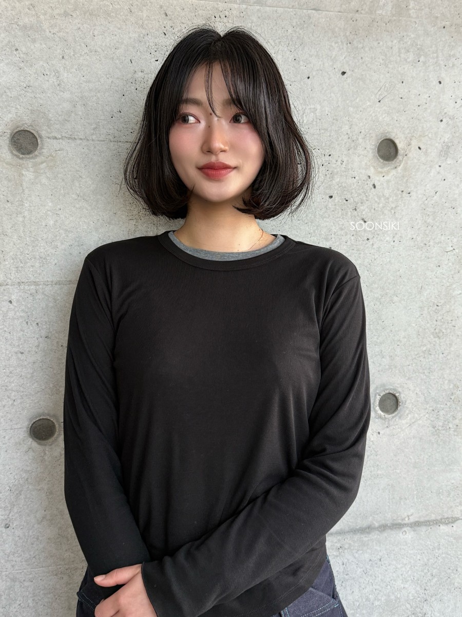 Với độ dài ngang cằm hoặc chạm quai hàm, phần đuôi được uốn ôm nhẹ vào gương mặt giúp tổng thể trông chỉn chu và tinh tế hơn