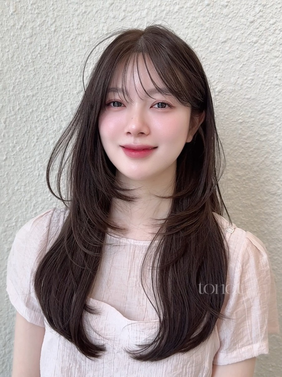 Đối với những ai không muốn cắt ngắn, tóc dài tỉa layer kết hợp uốn đuôi cụp là lựa chọn lý tưởng.