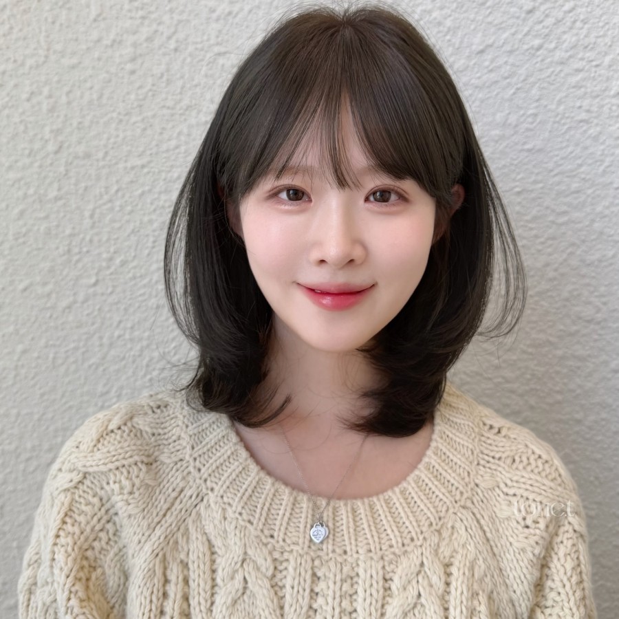 Đuôi tóc uốn nhẹ vào trong giúp tổng thể hài hòa hơn, không quá cá tính cũng không quá dịu dàng.