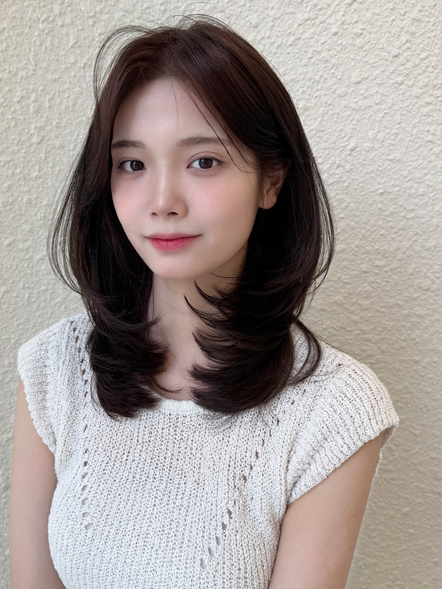 Tóc ngang vai uốn đuôi cụp luôn nằm trong nhóm kiểu tóc được yêu thích nhờ tính linh hoạt cao. 