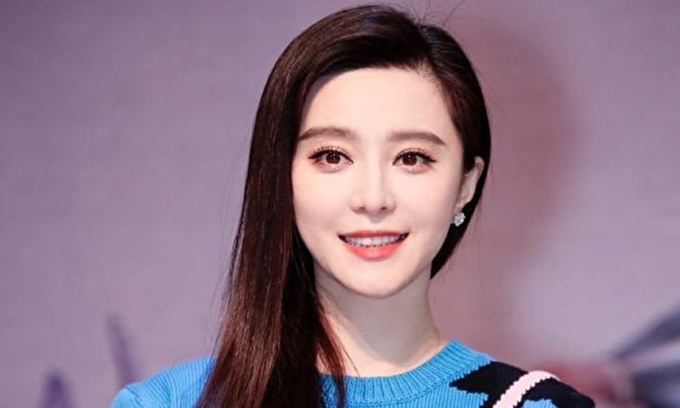 Phạm Băng Băng nổi tiếng với những phương pháp chăm sóc da độc đáo, trong đó có thói quen dưỡng vùng mắt bằng Vaseline.