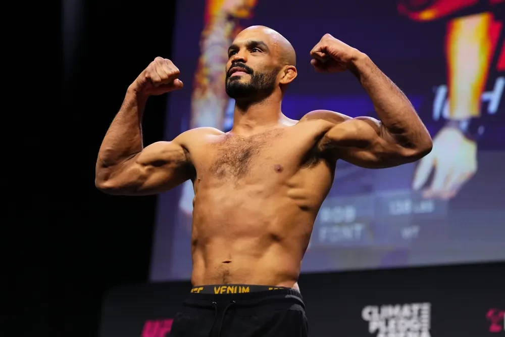 Võ sĩ Rob Font trong buổi cân thử chính thức của UFC.