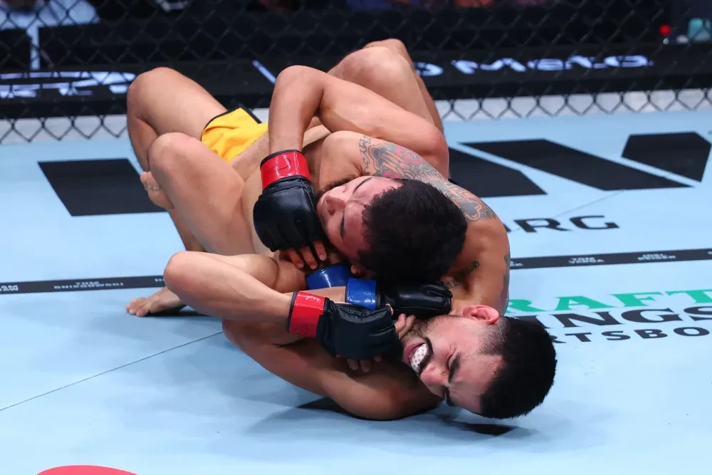 Joseph Morales (phải) ra đòn trong trận đấu với Alibi Idiris tại UFC 319.