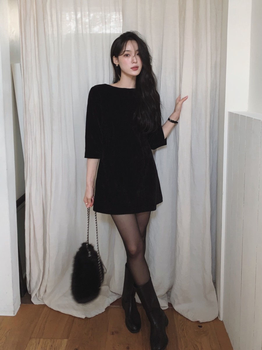 Váy liền ngắn là lựa chọn an toàn và dễ mặc cho những ai muốn kéo dài chiều cao một cách tự nhiên. 