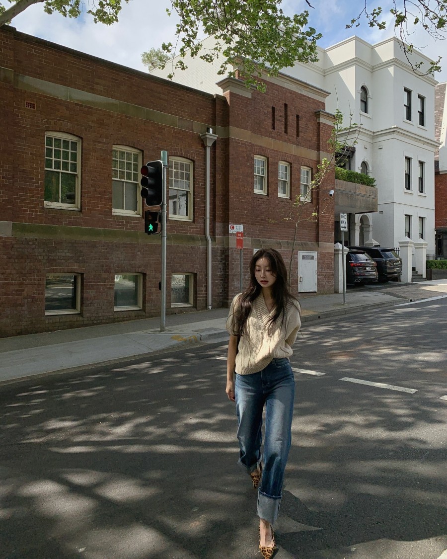 Áo len trắng luôn tạo cảm giác nhẹ nhàng, tinh tế và là món đồ dễ mặc bậc nhất trong tủ đồ mùa lạnh. 