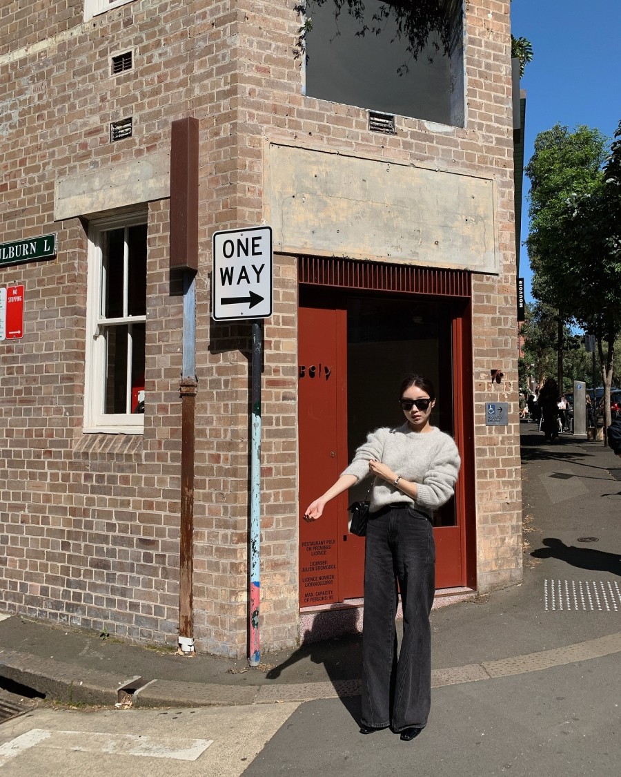 Quần jeans đen luôn được đánh giá cao nhờ khả năng “nịnh dáng” và giúp tổng thể trang phục trông chỉn chu hơn.