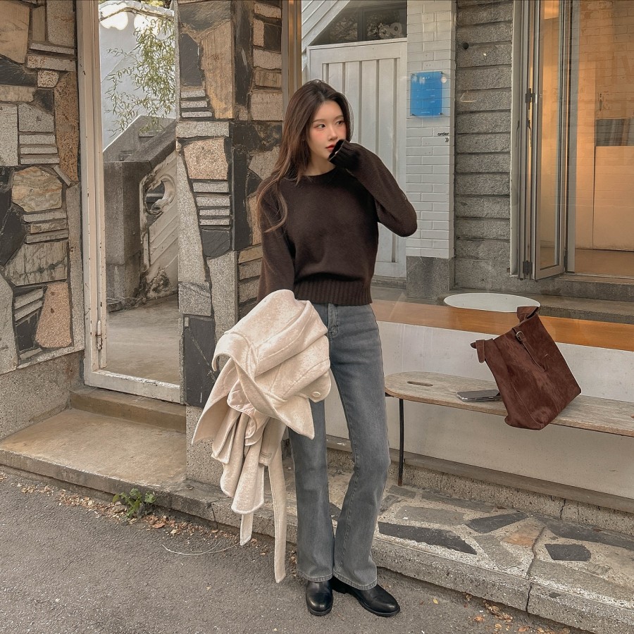 Quần jeans ống vẩy mang hơi hướng cổ điển đang dần trở lại và tạo nên điểm nhấn mới mẻ cho phong cách mùa lạnh. 