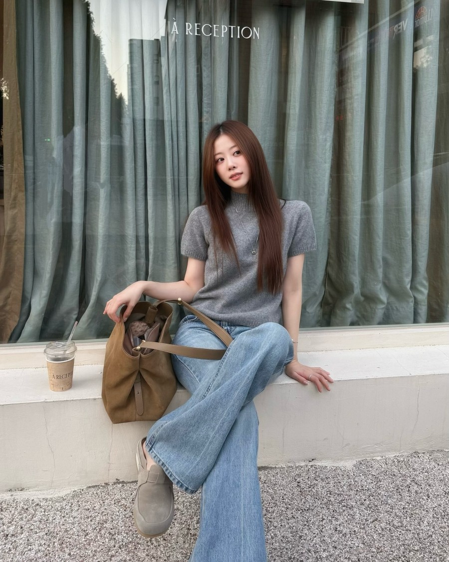 Áo len xám là lựa chọn linh hoạt cho những ai yêu thích phong cách tối giản nhưng vẫn muốn giữ nét hiện đại. 