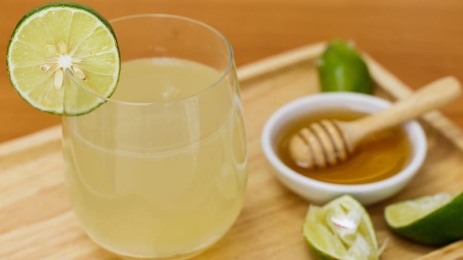 Những người có hệ tiêu hóa chậm, thường xuyên gặp cảm giác đầy hơi, nặng bụng sau khi ăn có thể uống nước chanh ấm. 