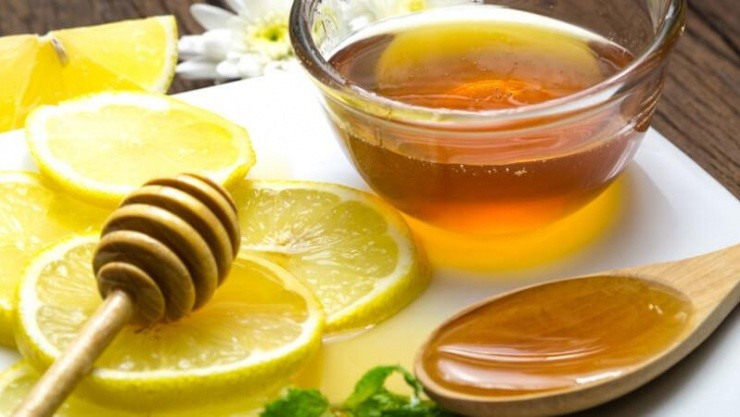 Sự kết hợp giữa chanh và mật ong trong nước ấm được xem là lựa chọn quen thuộc để khởi động cơ thể vào buổi sáng. 