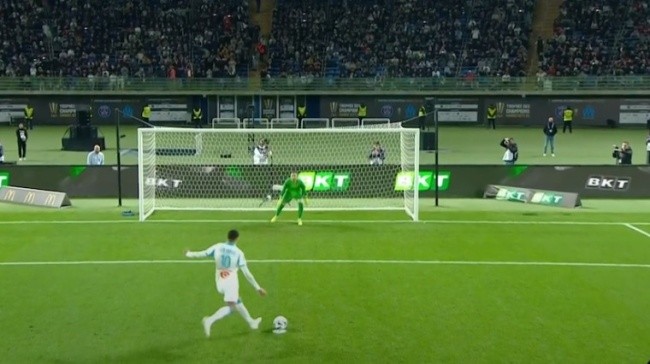 Greenwood ghi bàn trên chấm 11m.