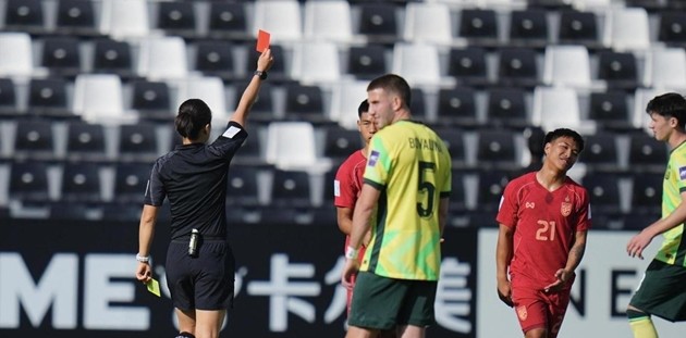 U23 Thái Lan thua ngược U23 Australia sau tấm thẻ đỏ.