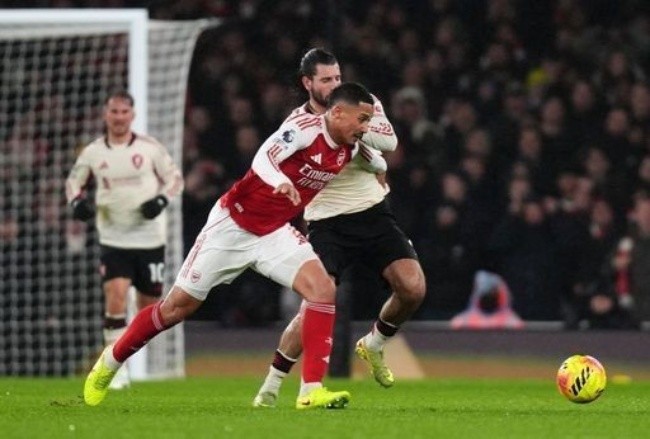 Thế trận diễn ra chặt chẽ giữa 2 đội.