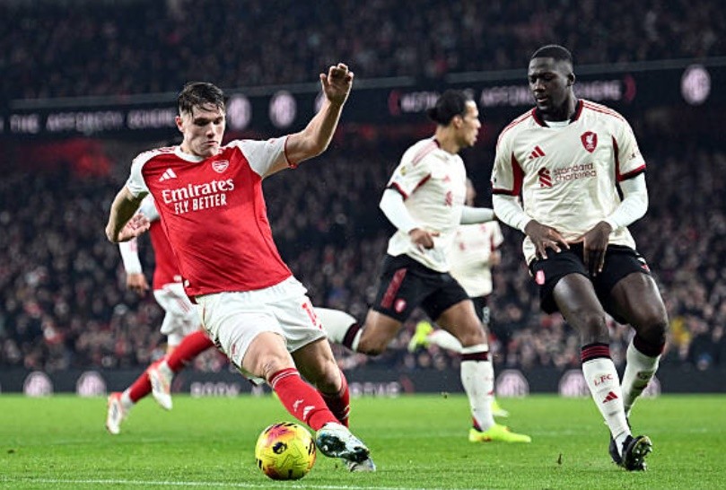 Ibrahima Konate (7.3 điểm): Sau chuỗi trận gặp nhiều sai lầm, trung vệ người Pháp đã đánh dấu sự trở lại đầy mạnh mẽ. Konate sử dụng sức mạnh thể chất để áp đảo hoàn toàn các tiền đạo đối phương trong những pha tranh chấp tay đôi. Tấm thẻ vàng anh phải nhận là hệ quả của lối chơi quyết liệt nhằm ngăn chặn các đợt phản công nhanh của đối thủ.