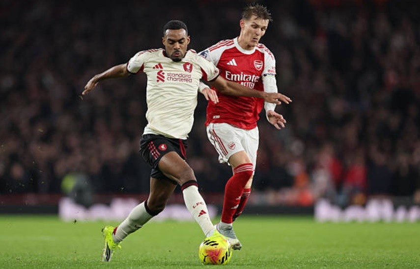 Ryan Gravenberch (7.0 điểm): Tiền vệ người Hà Lan lấy lại hình ảnh hào hoa và mạnh mẽ vốn có. Anh đứng vững trước áp lực từ bộ đôi Rice - Zubimendi bên phía đối phương, đồng thời thực hiện nhiều tình huống thoát pressing đẳng cấp để chuyển trạng thái tấn công cho đội nhà.