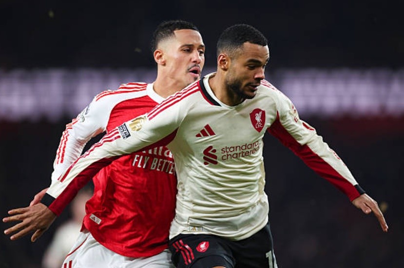 Cody Gakpo (7.1 điểm): Được bố trí đá lệch trái nhưng Gakpo thường xuyên bó vào trung lộ để tạo ra sự đột biến. Anh tích cực lùi sâu hỗ trợ phòng ngự và là trạm luân chuyển bóng hiệu quả. Sự năng nổ của cầu thủ người Hà Lan khiến hàng thủ Arsenal luôn phải đặt trong tình trạng cảnh giác.