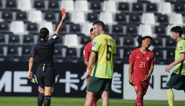 Chiếc thẻ đỏ oan nghiệt phần nào khiến U23 Thái Lan thua ngược.