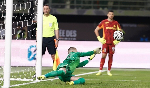 Lucas Chevalier tỏa sáng trên loạt đấu súng