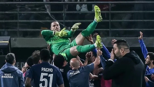 Toàn đội tung hô thủ thành người Pháp