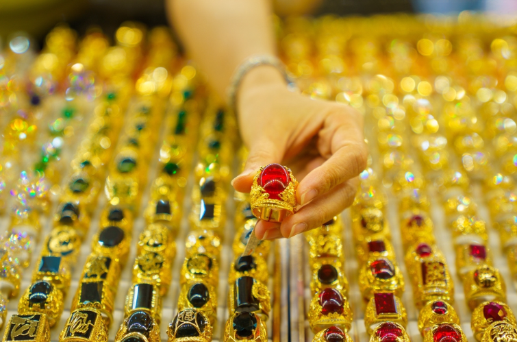 Sáng 10/1, giá vàng miếng tại Công ty Vàng bạc Đá quý Sài Gòn (SJC) tăng mạnh, lập kỷ lục mới khi mua vào 157,8 triệu đồng/lượng, bán ra 159,8 triệu đồng/lượng. 