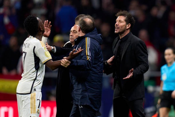 HLV Diego Simeone gây tranh cãi khi có những lời lẽ công kích cá nhân nhắm vào Vinicius Jr.