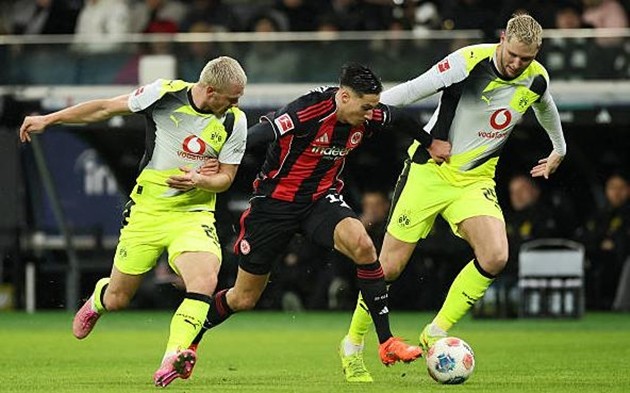 Eintracht Frankfurt gây ra nhiều khó khăn cho Borussia Dortmund.