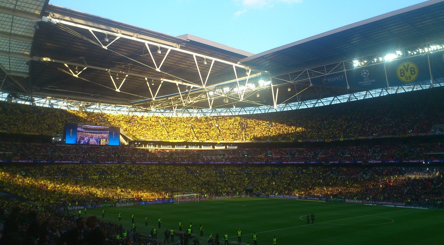 Các cổ động viên của Borussia Dortmund tại sân vận động Wembley trong trận chung kết Champions League năm 2013.