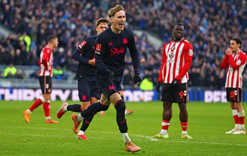 Garner quân bình tỷ số cho Everton.