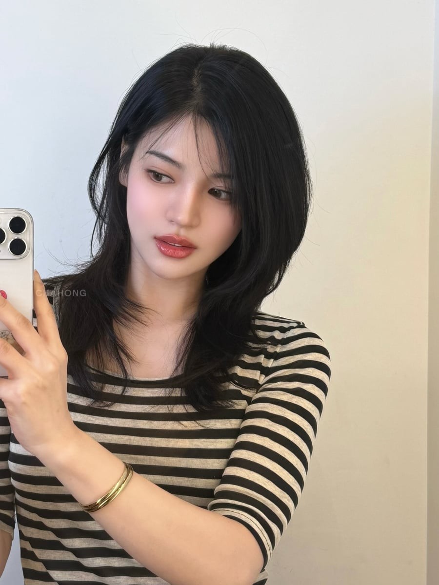 Kiểu tóc này còn có khả năng che khuyết điểm gương mặt khá tốt, phù hợp với những ai yêu thích phong cách thanh lịch, hiện đại và dễ ứng dụng trong nhiều hoàn cảnh.