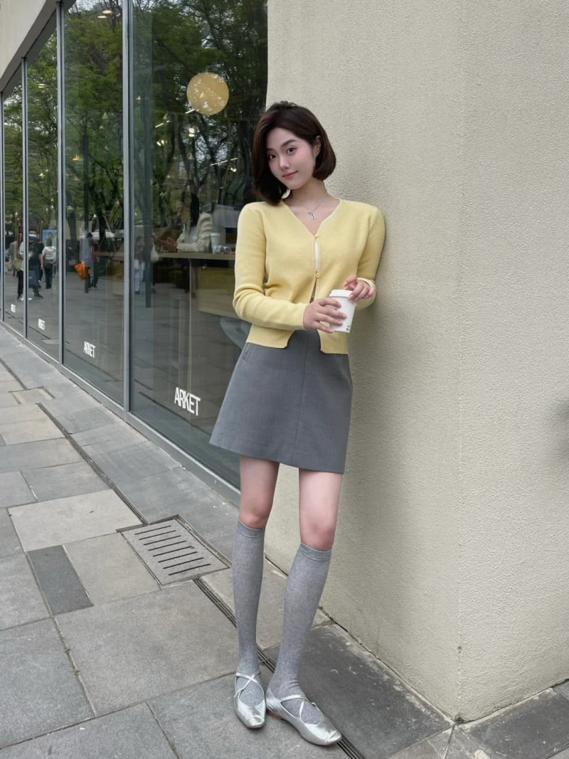 Vàng pastel mang đến cảm giác ấm áp, tươi sáng nhưng vẫn giữ được sự nhẹ nhàng đặc trưng của bảng màu pastel.