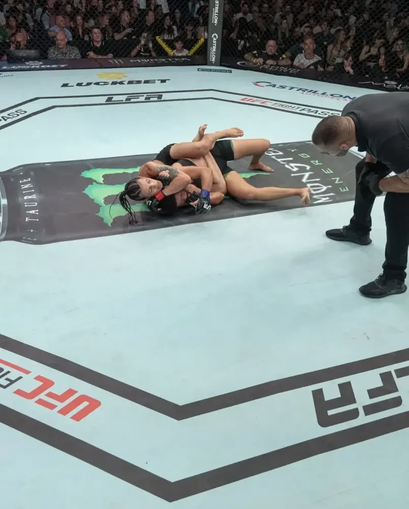 Một nữ võ sĩ thi đấu tại sự kiện của LFA.