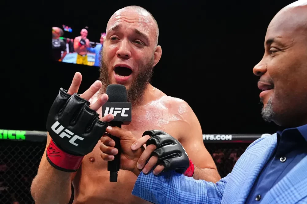 Valter Walker ăn mừng chiến thắng trong lồng bát giác UFC.