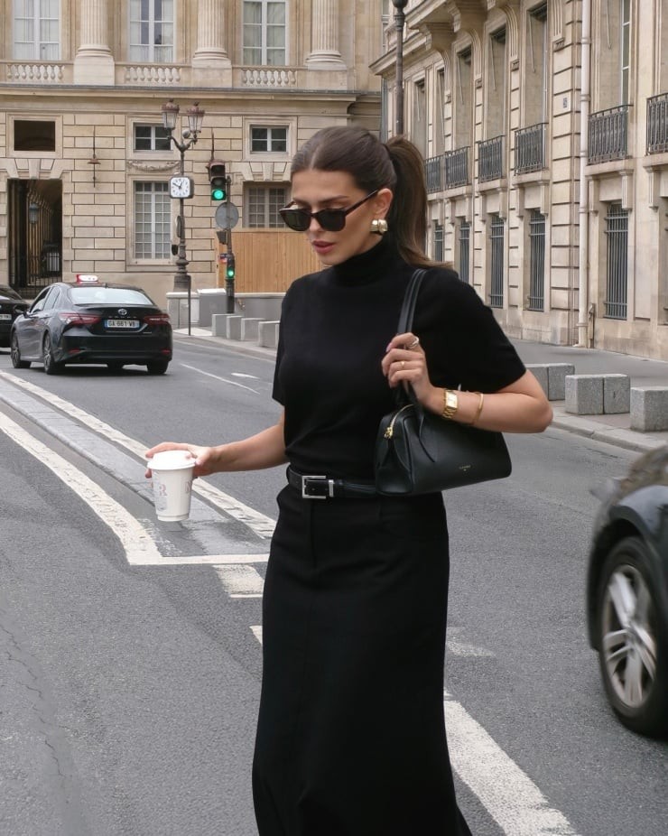  Tông đen giúp tổng thể trông tinh tế, đồng thời dễ tạo cảm giác quyền lực và tự tin.