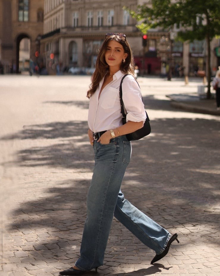 Sơ mi trắng kết hợp quần suông là công thức kinh điển gần như không bao giờ lỗi mốt.