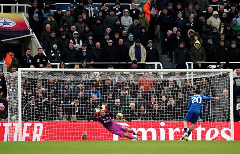 Ramsdale hóa người hùng của Newcastle.