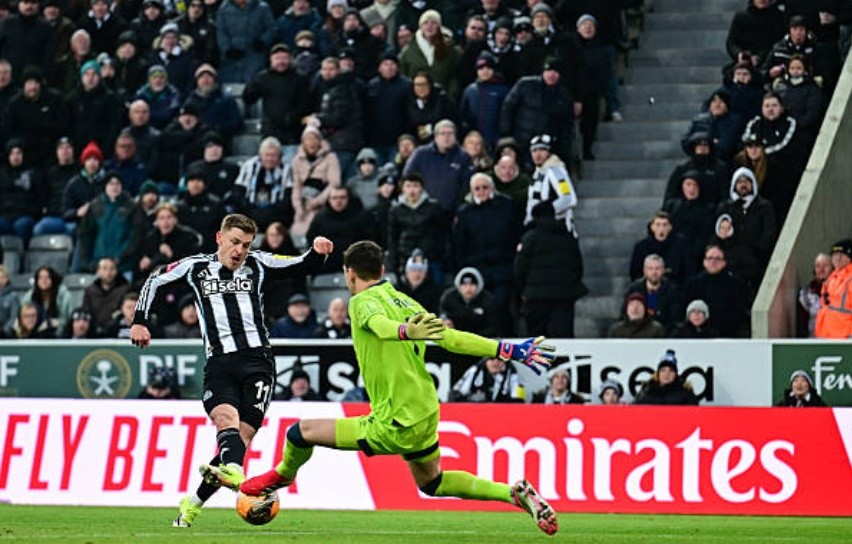 Barnes mở tỷ số cho Newcastle.