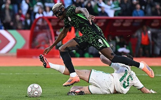 Victor Osimhen gây ra nhiều khó khăn cho hàng phòng ngự Algeria.